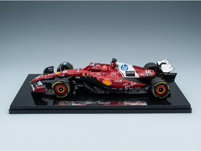 Maquette de voiture de F1 Ferrari rouge, ornée des logos des sponsors, présentée sur un socle noir chez Vroomi