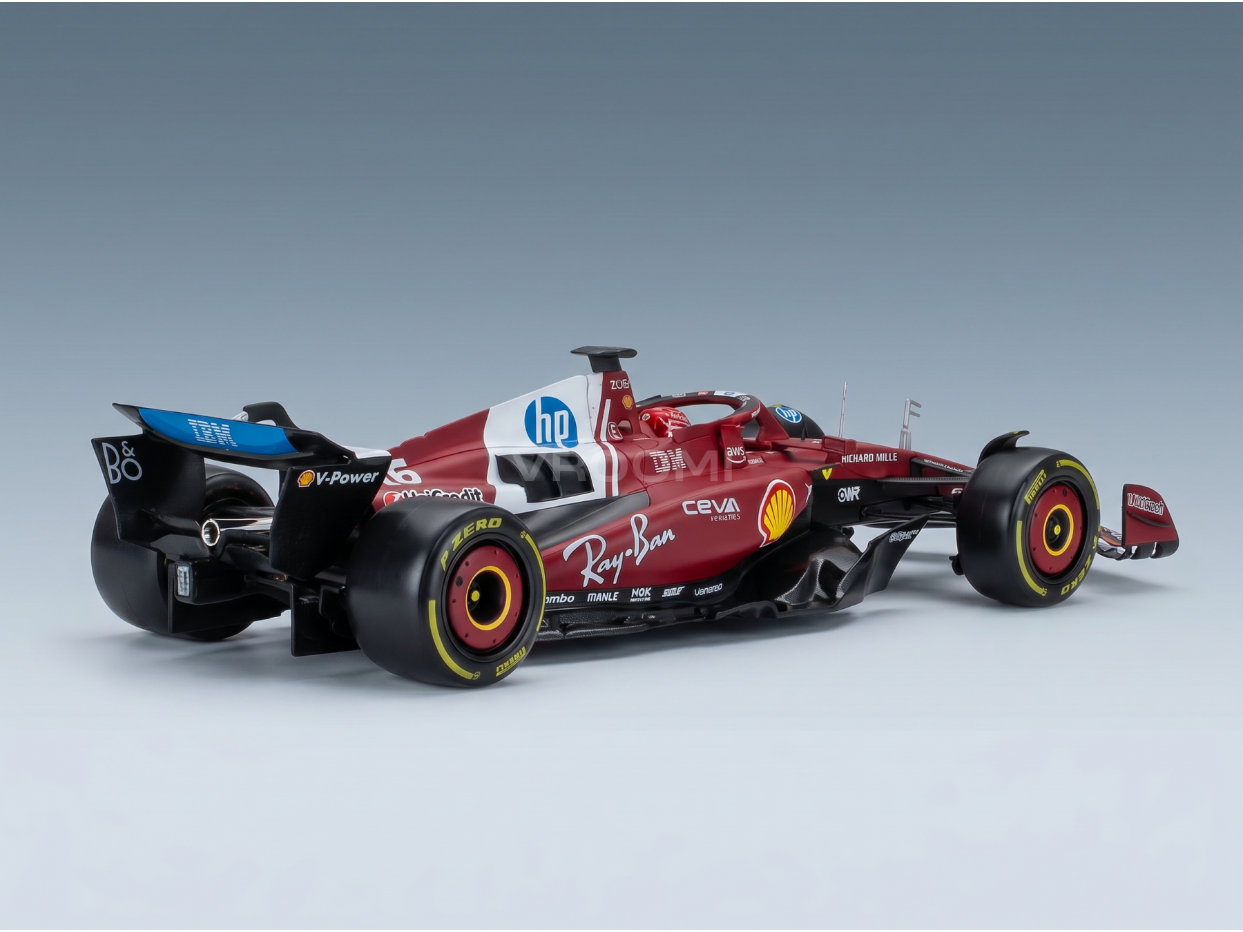 Maquette de voiture de Formule 1 Ferrari rouge arborant les logos Ray-Ban, Shell et HP, présentée par Vroomi à l'intention des collectionneurs.
