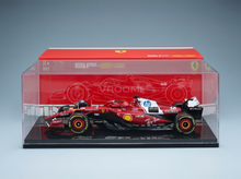 FERRARI - CON VITRINA - F1  SF-25 EQUIPO SCUDERIA FERRARI N.º 16 TEMPORADA 2025 CHARLES LECLERC - ROJO