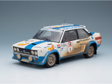 FIAT - 131 ABARTH (vuile en nachtversie) N 1 WINNAAR RALLY 1000 LAKES 1980 MARKKU ALEN - ILKKA KIVIMAKI - WIT LICHT