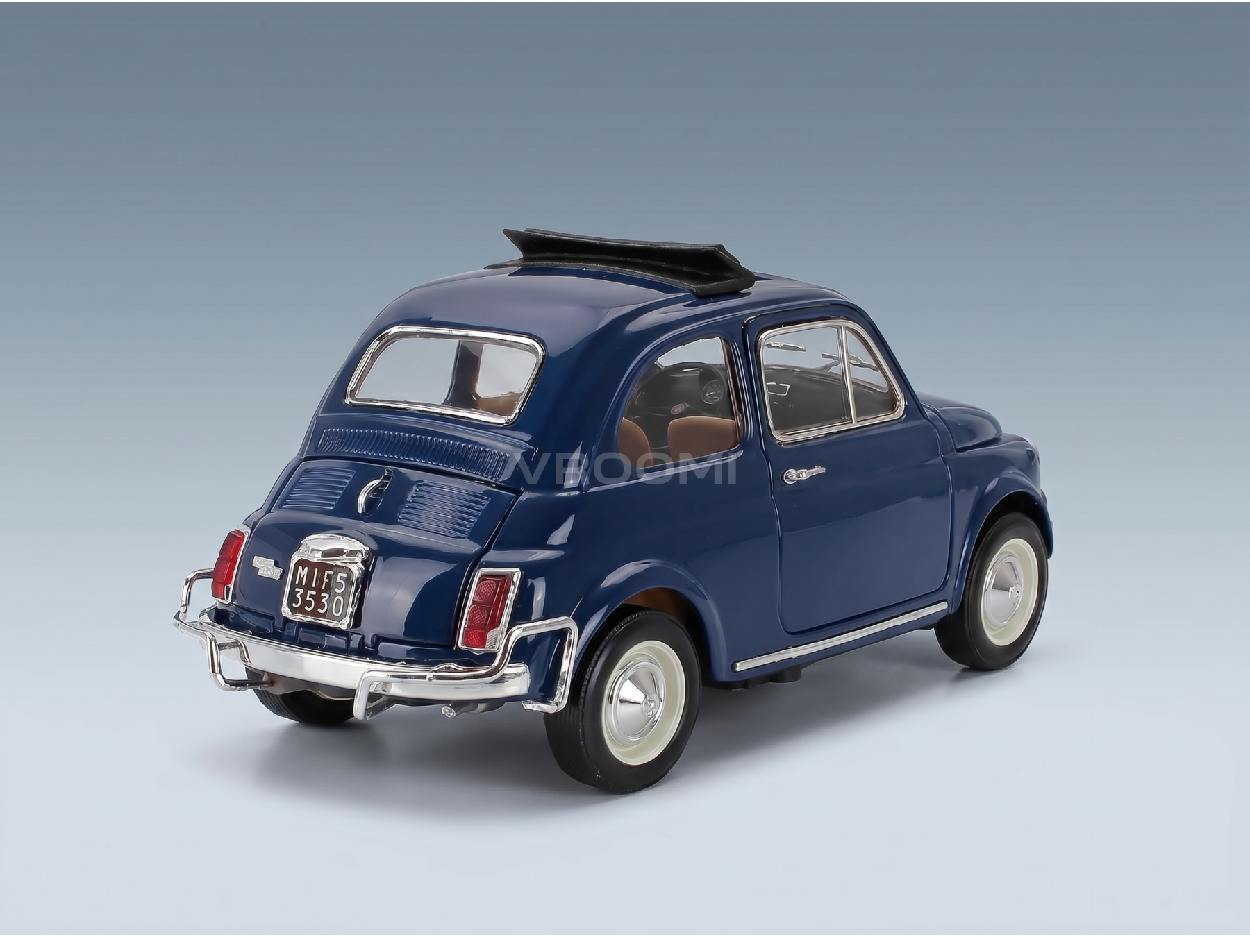 Modèle réduit vintage de Fiat 500 bleue avec toit noir, pneus à flancs blancs et détails chromés — Vroomi