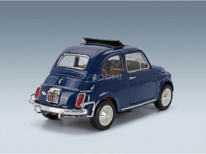 Modèle réduit vintage de Fiat 500 bleue avec toit noir, pneus à flancs blancs et détails chromés — Vroomi