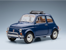 Maqueta de un Fiat 500 azul con interior de color beige, presentada por Vroomi para coleccionistas