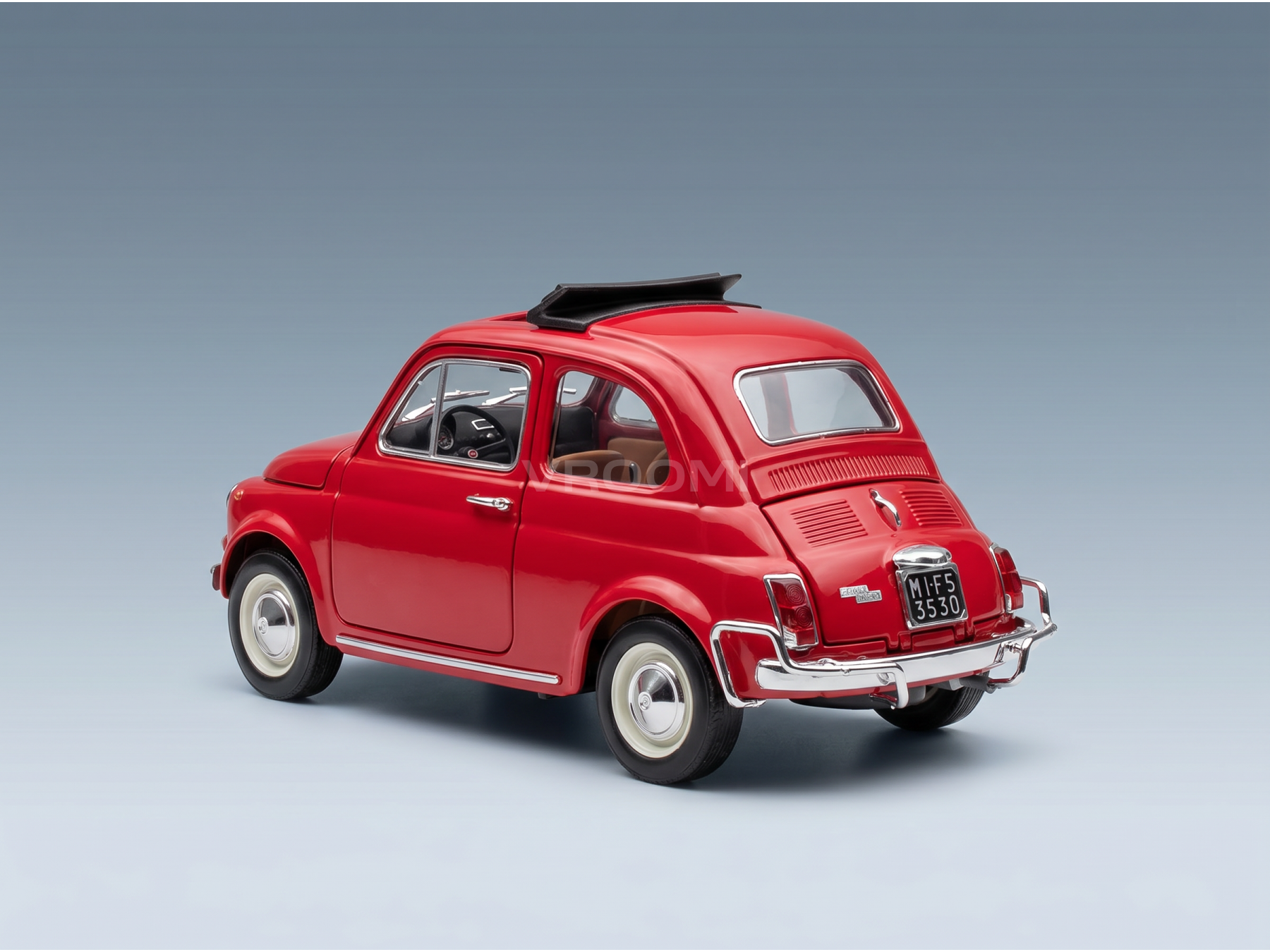 Maqueta a escala del clásico Fiat 500 rojo con techo negro, neumáticos de banda blanca y detalles cromados — Vroomi