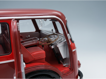 Intérieur d'une voiture miniature rouge avec tableau de bord et volant détaillés, présenté par Vroomi