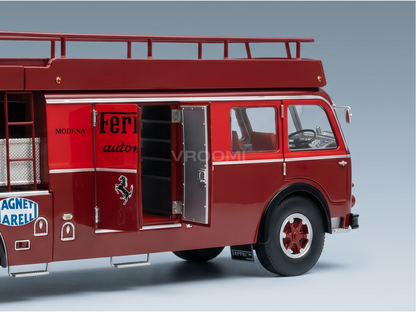 Modèle réduit de camion de transport Ferrari rouge de la marque Vroomi, avec des portes qui s'ouvrent et le logo « Modena »