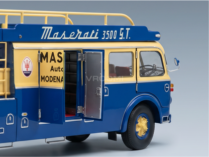 Blauw-geel schaalmodel van de Maserati 3500 S.T. van Vroomi, met openslaande deuren en een gedetailleerd interieur.