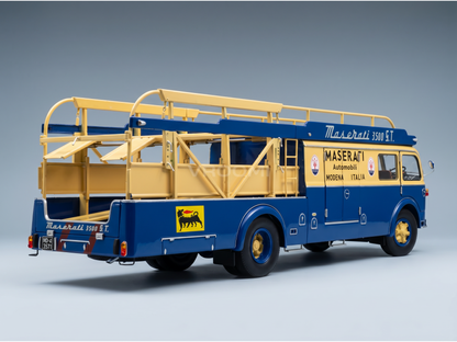 Blauw-gele Maserati 3500 S.T. schaalmodel-autotransporter van Vroomi, voorzien van gedetailleerde Italiaanse merklogo’s.
