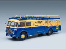 Blauer und gelber Maserati 5000 S.T. Modell-Autotransporter von Vroomi, detailgetreue Nachbildung aus Druckguss