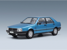 Blauwe schaalmodelauto van Vroomi, met een gedetailleerd ontwerp en een klassieke vormgeving.
