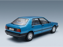 Blauw schaalmodel van de Alfa Romeo 164 van Vroomi, gedetailleerd driekwartachteraanzicht met chromen velgen en kentekenplaat.