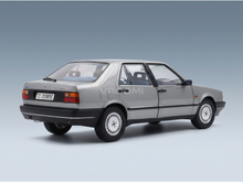Zilverkleurig schaalmodel van de Lancia Croma Turbo ie van Vroomi, gedetailleerd 3/4-achteraanzicht met klassieke lichtmetalen velgen
