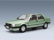 Groene schaalmodelauto met een beige interieur, gepresenteerd door Vroomi voor verzamelaars