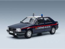 Blauw schaalmodel van een auto van de Carabinieri met een rode streep, blauw zwaailicht en '112' op de zijkant, van Vroomi