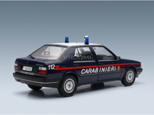Schaalmodelauto van de Carabinieri met blauwe zwaailichten, het nummer 112 en het Vroomi-logo, voor verzamelaars.