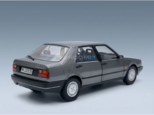 Grijs Lancia Delta Turbo-schaalmodel van Vroomi, met een gedetailleerd ontwerp en een klassieke vormgeving.