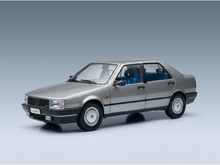 Zilverkleurig schaalmodelauto met blauw interieur, gepresenteerd door Vroomi voor verzamelaars