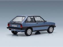 modellino in scala della Ford Fiesta XR2 blu, replica dettagliata con finiture nere e cerchi in lega, in mostra da Vroomi