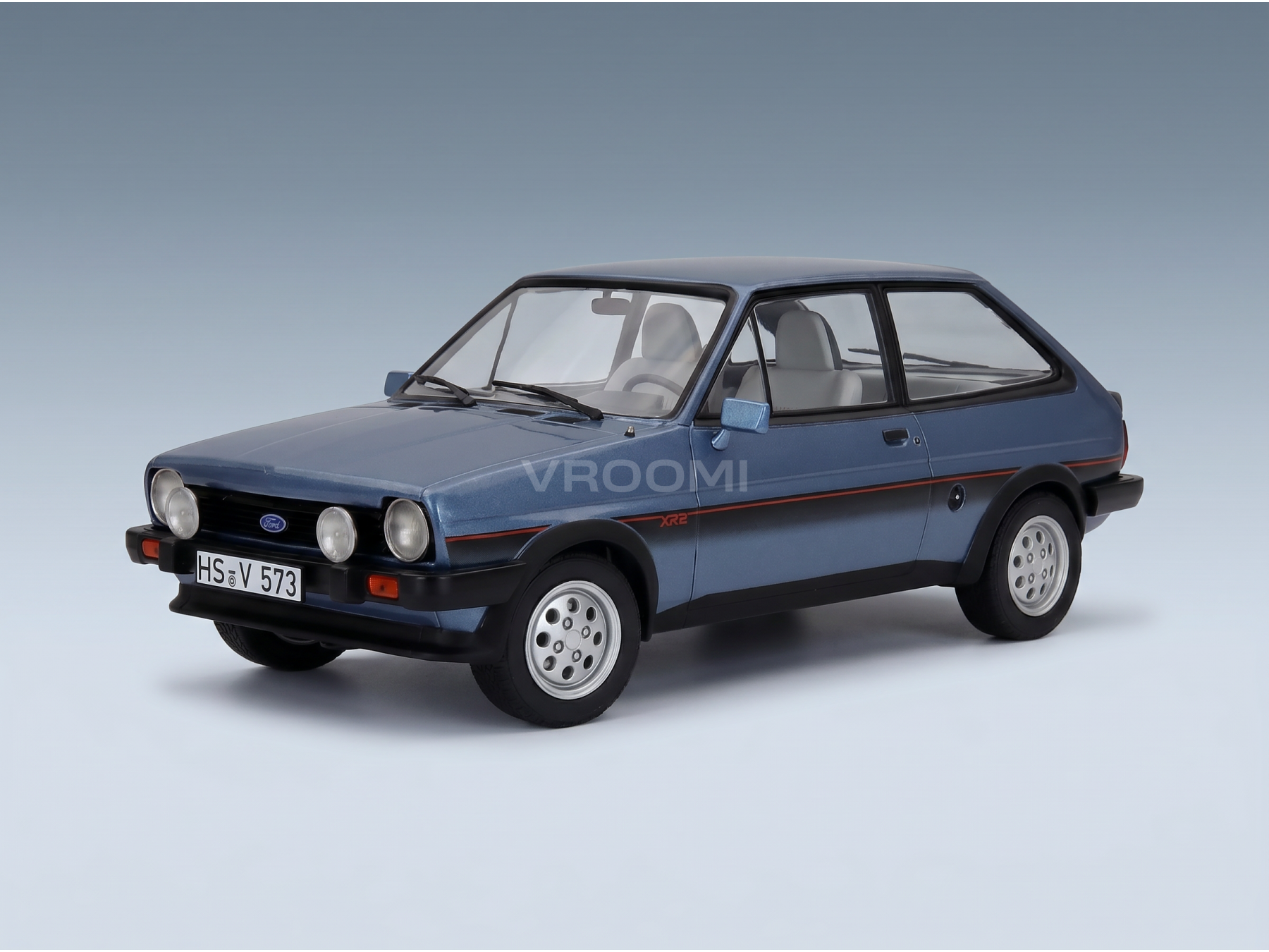 Modèle réduit de la Ford Fiesta XR2 bleue de la marque Vroomi, avec un intérieur détaillé et un design classique.