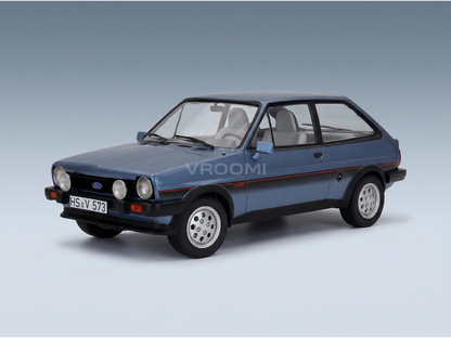 Modèle réduit de la Ford Fiesta XR2 bleue de la marque Vroomi, avec un intérieur détaillé et un design classique.