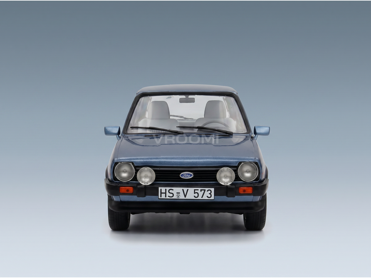 Voiture miniature Ford Fiesta XR2 bleue par Vroomi, avec calandre avant détaillée, phares et plaque d'immatriculation HS-V 573.