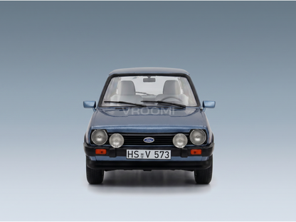 Maquette de voiture Ford Escort Mk3 bleue de la marque Vroomi, avec une calandre, des phares et une plaque d'immatriculation « HS-V 573 » très détaillés.