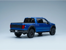 Maqueta a escala del Ford Raptor azul de Vroomi, con un detallado diseño de fundición a presión y neumáticos resistentes.