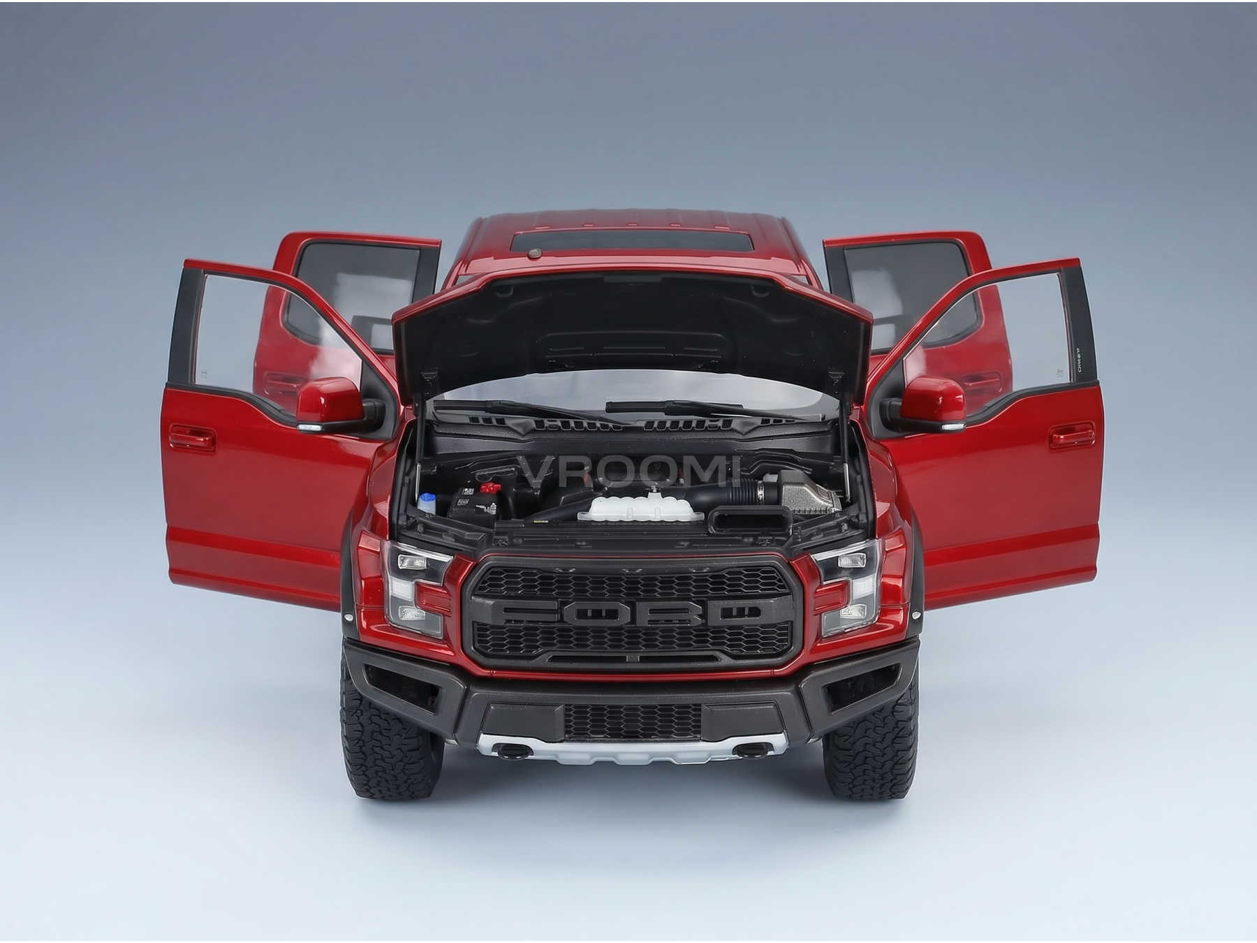 Maqueta a escala del Ford Raptor rojo con las puertas y el capó abiertos, presentada por Vroomi