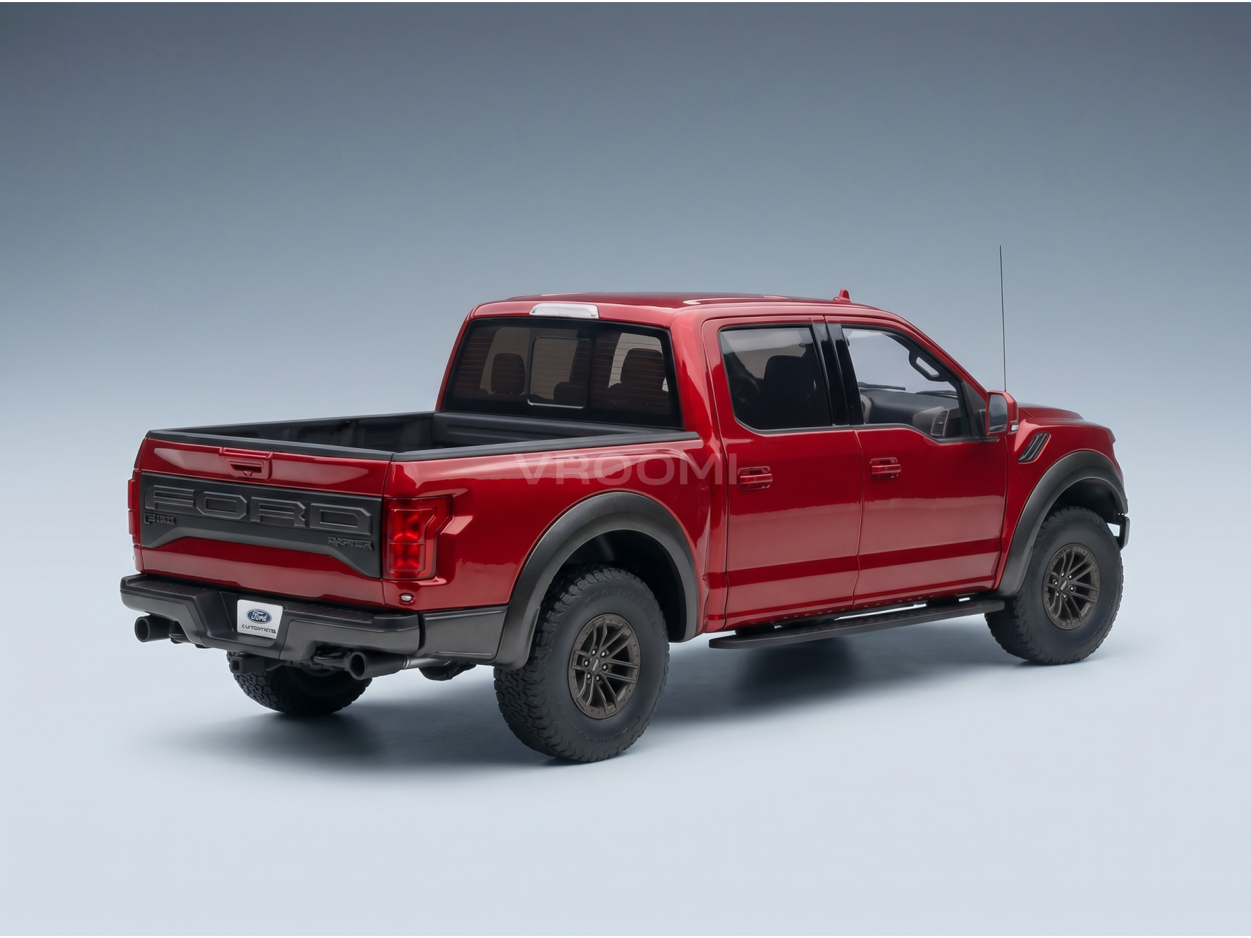 Maqueta a escala del Ford Raptor rojo de Vroomi, que destaca por su diseño detallado y sus neumáticos resistentes.