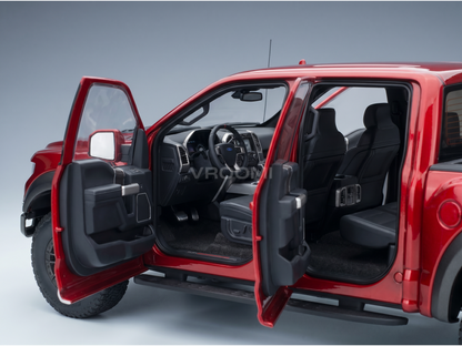 Coche a escala de color rojo con las puertas abiertas que permite apreciar el detallado interior, disponible en Vroomi