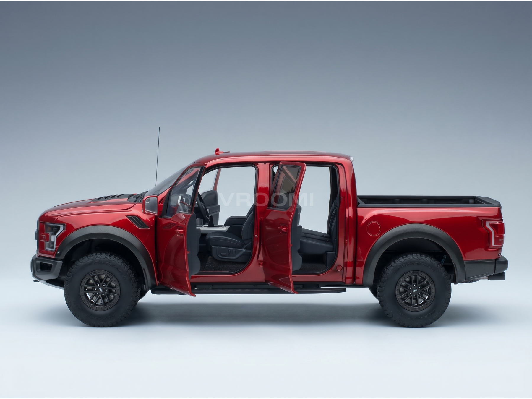 Maqueta a escala del Ford Raptor rojo con las puertas abiertas, presentada por Vroomi para coleccionistas