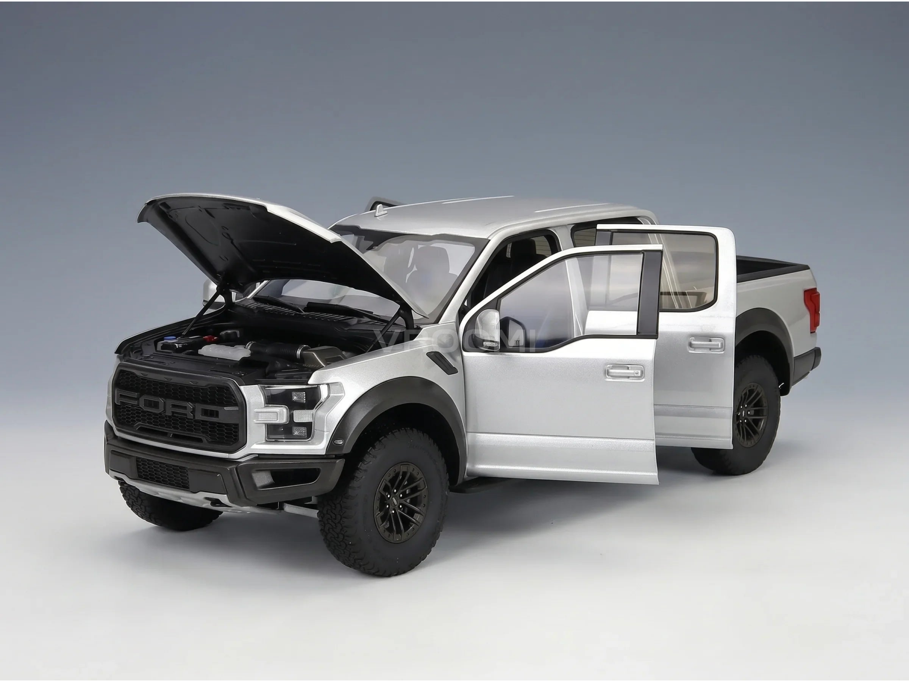 Maquette de voiture Ford Raptor argentée, avec capot et portes ouverts, présentée par Vroomi