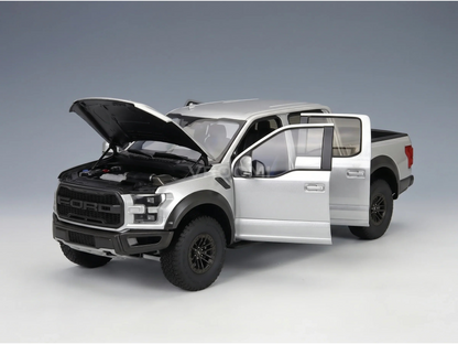 Maquette de voiture Ford Raptor argentée, avec capot et portes ouverts, présentée par Vroomi