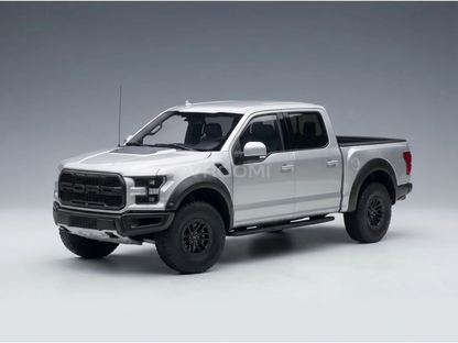 Maquette de voiture Ford Raptor argentée avec des jantes noires, présentée par Vroomi pour les collectionneurs.