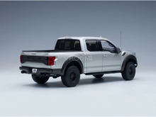 Maqueta a escala del Ford Raptor plateado de Vroomi, que destaca por su diseño detallado y sus neumáticos resistentes.