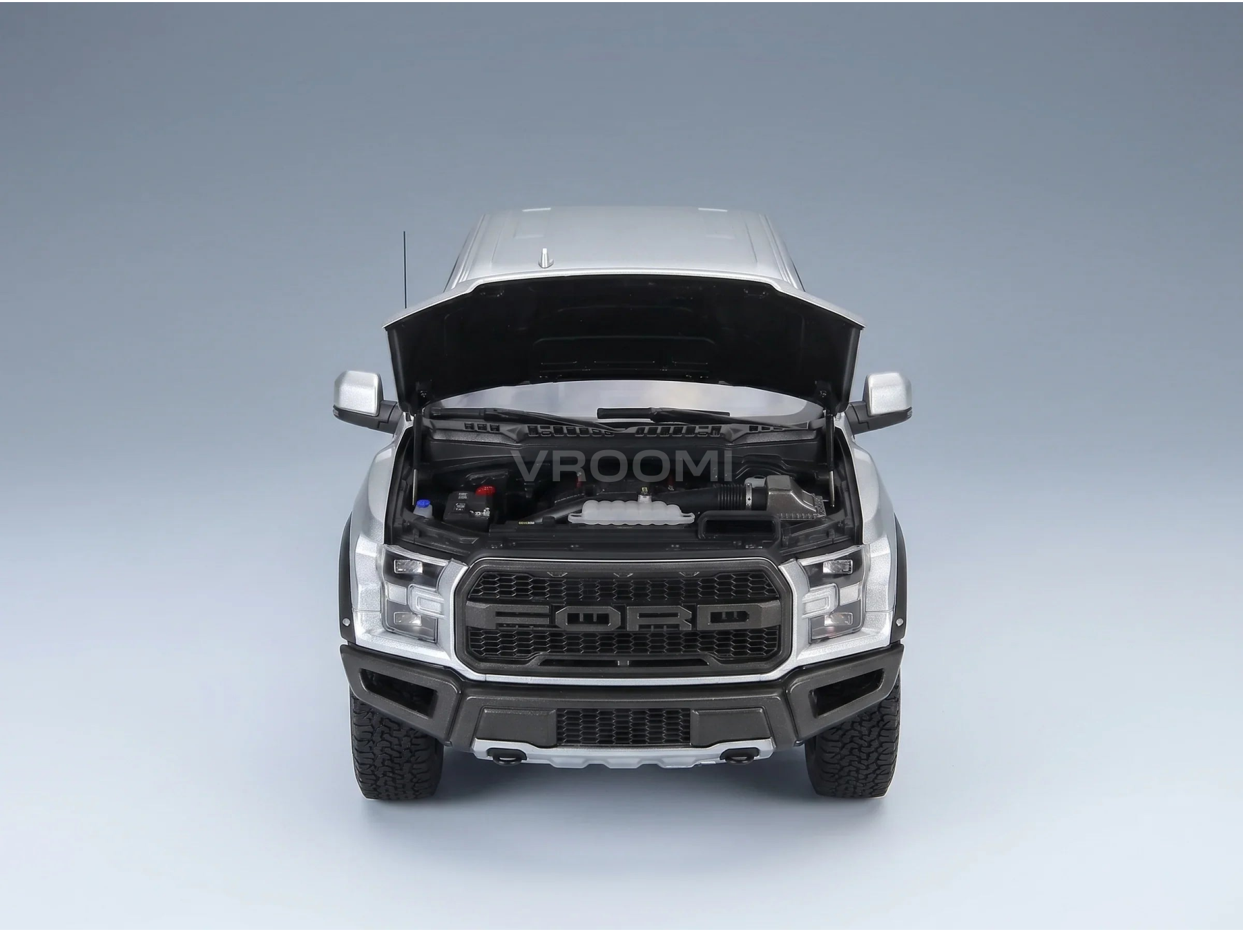 Maquette de voiture Ford Raptor argentée avec capot ouvert et moteur détaillé, présentée par Vroomi