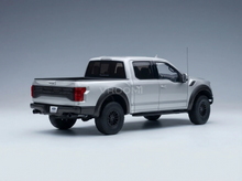 FORD EE. UU. - F-150 RAPTOR PICK-UP DOBLE CABINA 2019 - PLATA Maqueta de coche en Vroomi