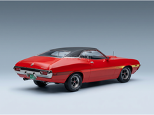 Rotes Muscle-Car-Modell aus den 1970er Jahren mit schwarzem Dach, goldenem Streifen und Chromdetails – Vroomi