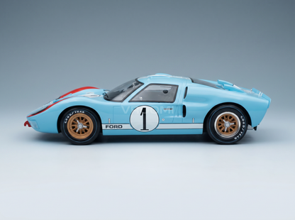 FORD EUA - GT40 MKII 7,0 L V8 TEAM SHELBY AMERICAN INC. N.º 1 2.º (MAS NA VERDADE VENCEDOR) 24 Horas de Le Mans 1966 KEN MILES - DENNY HULME - AZUL CLARO Modelo de carro em escala na Vroomi