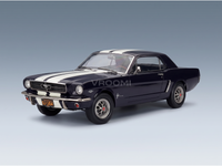 Modellino in scala della Ford Mustang GT 2+2 Fastback 1965 in blu scuro con strisce bianche, Vroomi