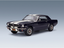 modellino o in scala di una Ford Mustang GT 2+2 Fastback del 1965, blu scuro con strisce bianche, Vroomi