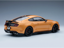 Orangefarbenes Modellauto mit schwarzen Streifen, präsentiert von Vroomi für Sammler.