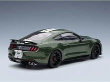 Grünes Ford Mustang-Modellauto mit weißen Streifen, präsentiert von Vroomi für Sammler.