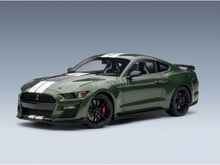 Grünes Shelby-Mustang-Modellauto mit weißen Streifen, präsentiert von Vroomi für Sammler