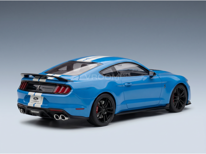Maqueta de un Ford Mustang azul con rayas blancas, presentada por Vroomi para coleccionistas.