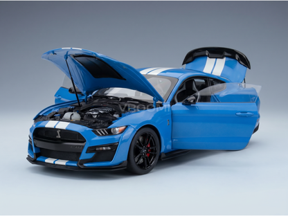Coche a escala azul con el capó y las puertas abiertos, que muestra el motor con todo detalle, de Vroomi