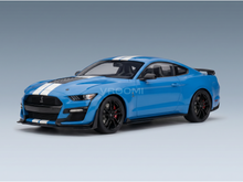 Blaues Ford Mustang Shelby GT500-Modellauto mit weißen Rennstreifen, schwarzen Rädern und Vroomi-Logo