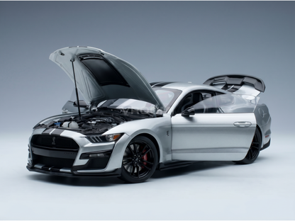 Maqueta a escala de un Mustang Shelby plateado con el capó y el maletero abiertos y un motor muy detallado, de Vroomi