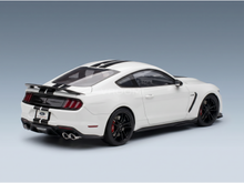 Weißes Ford Mustang GT-Modellauto mit schwarzen Streifen, präsentiert von Vroomi für Sammler