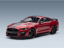Rotes Ford Mustang Shelby GT500-Modellauto mit schwarzen Streifen, präsentiert von Vroomi für Sammler.